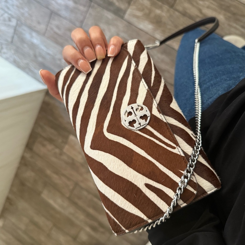 New TORY BURCH WILLA HAIRCALF CHAIN Wallet Crossbody In Zebra - Picture 9 of 11